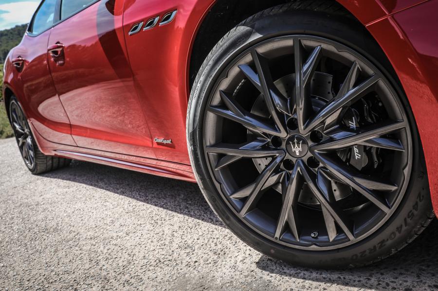 Колеса Maserati Ghibli S Q4 GranSport Nerissimo Pack 2018 года  (фото 15 из 18)